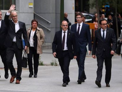 Joaquim Forn, Raül Romeva, Dolors Bassa, Jordi Turull, Carles Mundó, Josep Rull y Meritxell Borràs, el año pasado. En vídeo, Santiago Torres, exmagistrado y experto en Derecho Penal, explica el delito de sedición en una entrevista concedida el 17 de octubre de 2017.