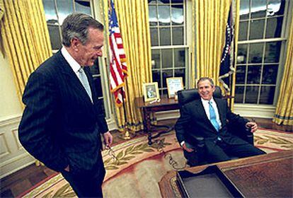 George Bush padre y George W. Bush hijo, en el Despacho Oval de la Casa Blanca.