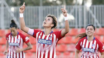 La internacional y jugadora del Atlético de Madrid Amanda Sampedro celebra un gol durante un partido de la Liga Iberdrola.