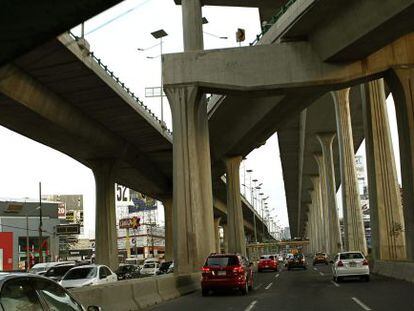 Vista general hoy de un tramo de la estructura del Viaducto Bicentenario en el Estado de M&eacute;xico, operado por la empresa OHL. 