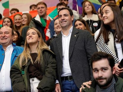 El candidato a lehendakari por el PNV, Imanol Pradales, junto a jóvenes simpatizantes durante el Día de la Patria Vasca en Bilbao, el domingo.