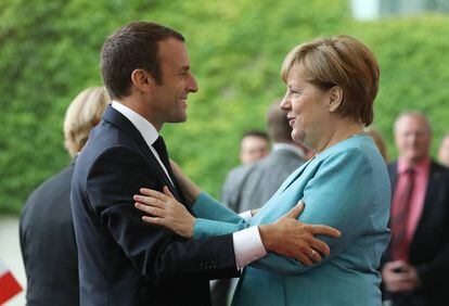 La canciller Angela Merkel saluda al presidente francés Emmanuel Macron en Berlín, este jueves.