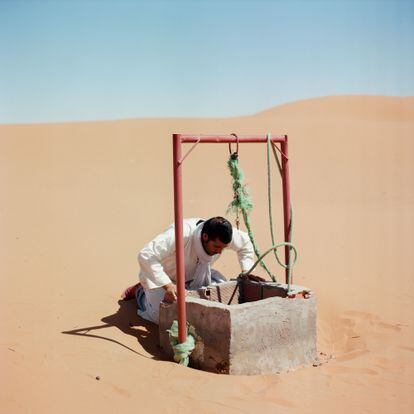 Oasis de Merzouga, en abril de 2022. Un hombre se asoma al pozo en el que quizá se refleje, intentando calcular el nivel de agua disponible.
