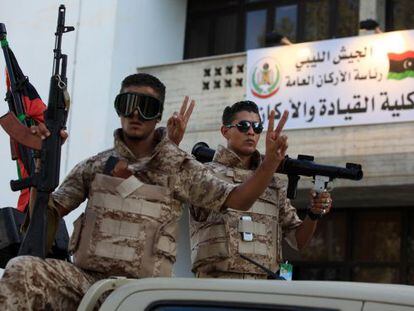Dos soldados, en la sede del ej&eacute;rcito libio en Tr&iacute;poli esta semana.