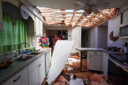 Dos mujeres miran los daños causados en la vivienda de su padre, en Charlotte Harbor. El gobernador de California, Gavin Newson, ha anunciado este jueves el envío de personal de emergencia a Florida, el Estado más afectado hasta el momento por el paso del huracán 'Ian'. 