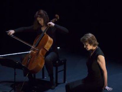 Charlotte Rampling, durante su recital poético en Pamplona, junto a la violonchelista Sonia Wieder-Atherton.