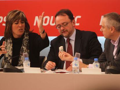 Nuria Marín, alcaldesa de LHospitalet, el diputado Dani Fermández y Pere Navarro, primer secretario, en un momento de la ejecutiva del PSC.