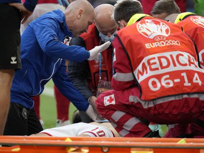Los médicos atienden a Eriksen sobre el césped tras su desvanecimiento en el Dinamarca-Finlandia.