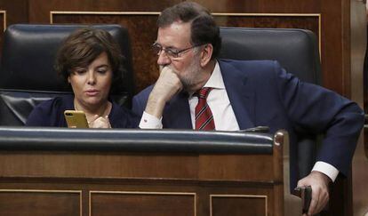 Soraya S&aacute;enz de Santamar&iacute;a y Mariano Rajoy en el Congreso.