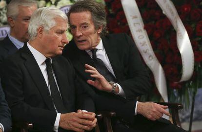El viudo, Alfonso Diez, conversa con el primogénito de la duquesa de Alba, Carlos Martínez de Irujo Fitz-James Stuart.
