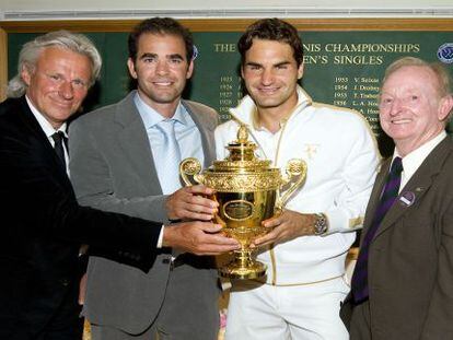 Bjorn Borg, Pete Sampras, Roger Federer y Rod Laver posan con el trofeo del torneo de Wimbledon de 2009.