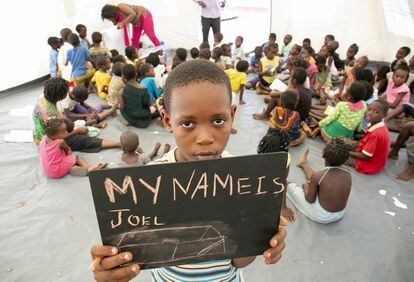 Joel en uno de los espacios seguros creados por la ONG Save the Children, donde los niños y niñas reciben apoyo psicológico. Joel escapó con su madre y sus tres hermanos cuando el ciclón arrasó su vecindario.