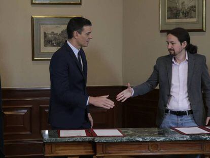 Pedro Sánchez y Pablo Iglesias en la firma del preacuerdo entre PSOE y Unidas Podemos. 
