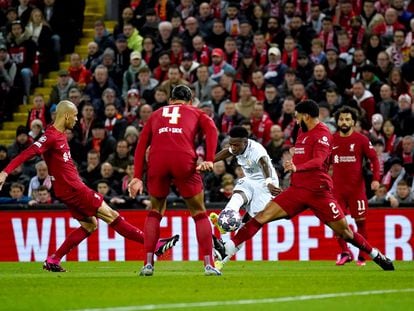 Vinicius remata ante tres rivales para marcar el primer gol del Real Madrid ante el Liverpool.