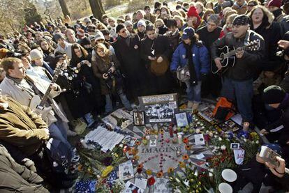 Homenaje a John Lennon en Central Park de Nueva York, cerca del edificio Dakota donde fue asesinado, al cumplirse 25 años de su muerte.