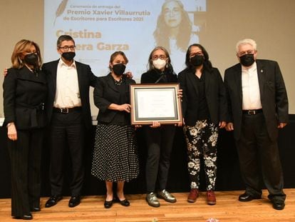 Cristina Rivera Garza, en el centro, recibe el Premio Xavier Villaurrutia, este martes, en Ciudad de México.