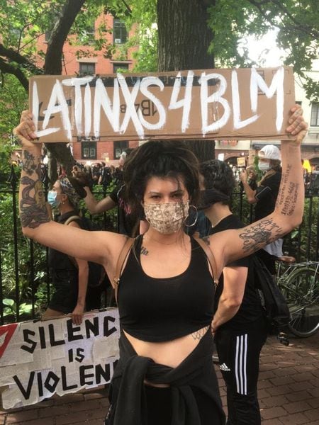 La latina Rachel Prucha protesta en Nueva York.