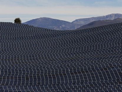 Vista de un campo de paneles solares en el sur de Francia.