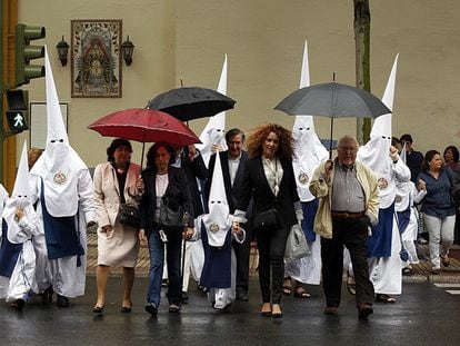 Día lluvioso de Semana Santa en Sevilla.