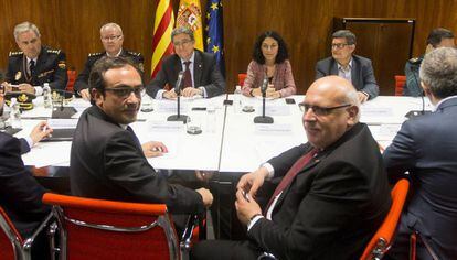 Reunió entre la Generalitat (al davant) i el Govern central (al fons), aquest dijous al Prat.