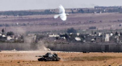 Un tanque turco combate al ISIS en Elbeyli, en la frontera con Siria.