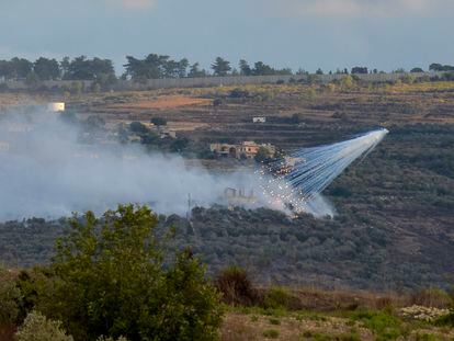 El humo se eleva tras un bombardeo del ejército israelí sobre la aldea libanesa de Al Boustan, cerca de la frontera entre Líbano e Israel.