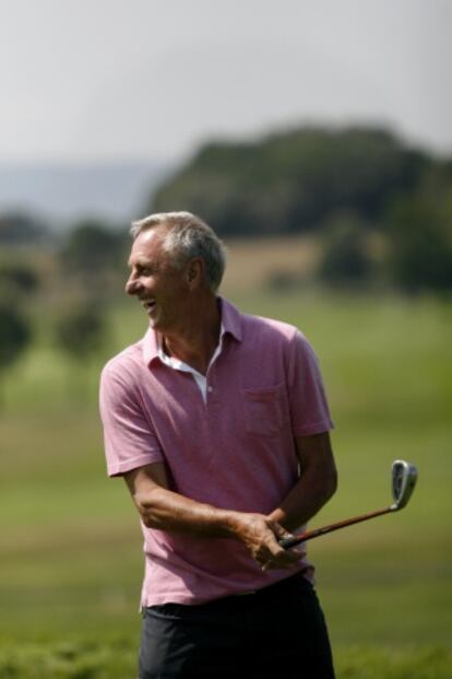 Johan Cruyff, jugant a golf a El Montanyà.