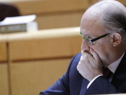 El ministro de Hacienda, Crist&oacute;bal Montoro, durante la sesi&oacute;n de control al Gobierno de este martes en el Senado.