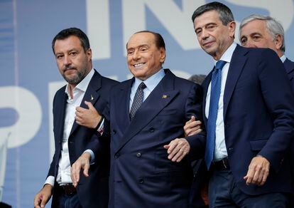 De izquierda a derecha: Matteo Salvini, Silvio Berlusconi y Maurizio Lupi, durante el mitin de cierre de campaña celebrado el 22 de septiembre en Roma.
