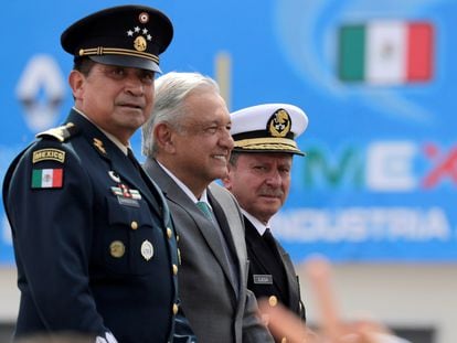 Lopez Obrador, junto a los secrerarios de Defensa y de la Marina