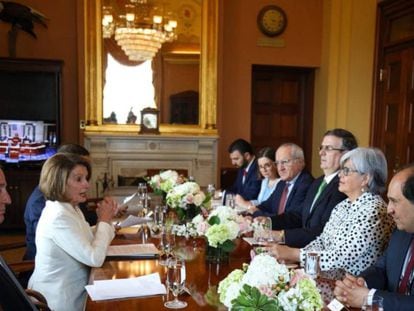 Nancy Pelosi se reúne con la delegación mexicana.