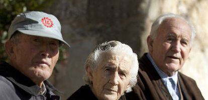 Un grupo de ancianos de Olmeda de la Cuesta (Cuenca)