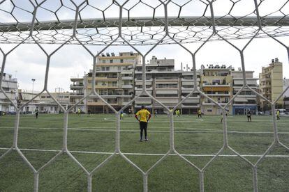 Entrenan dos veces por semana durante un par de horas en un pequeño campo de fútbol en El Pireo, en Grecia.