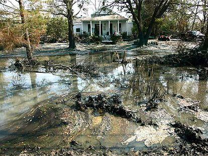 Una casa con agua contaminada casi hasta la misma puerta, en Violet, en las afueras de Nueva Orleans (Luisiana).