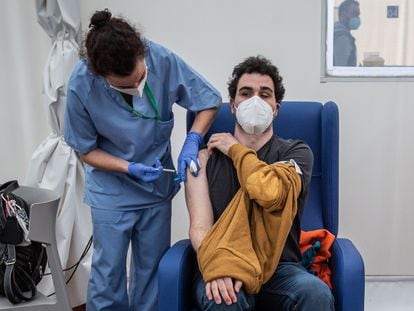 Un hombre recibe la vacuna contra la covid-19 en el Hospital de campaña de La Fe, en Valencia, el 15 de marzo.