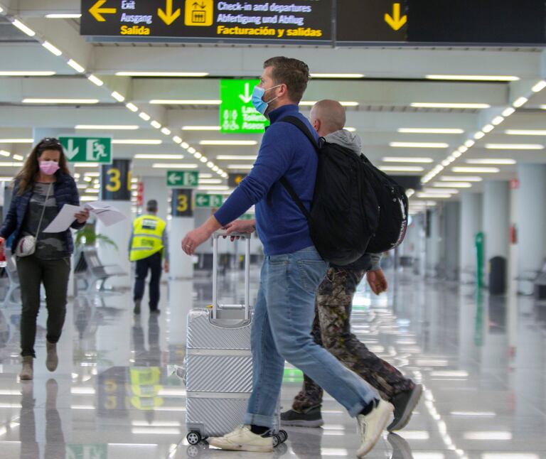 Dos turistas llegaron el pasado viernes desde Alemania al aeropuerto de Palma de Mallorca.