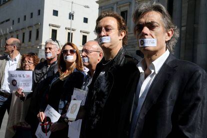 Entrega de firmas en el Congreso de los Diputados en contra del IVA en la cultura, en mayo de 2015.