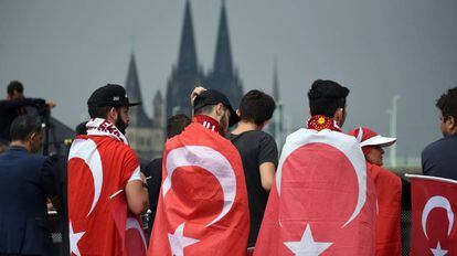 Ciudadanos turcos, en una marcha pro-Erdogan en Colonia, el pasado 31 de julio.
