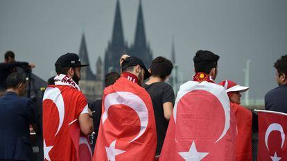 Ciudadanos turcos, en una marcha pro-Erdogan en Colonia, el pasado 31 de julio.