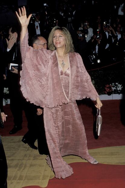 El complicado diseño plisado que llevó Barbra Streisand no pasó desapercibido en los Oscar de 1992.