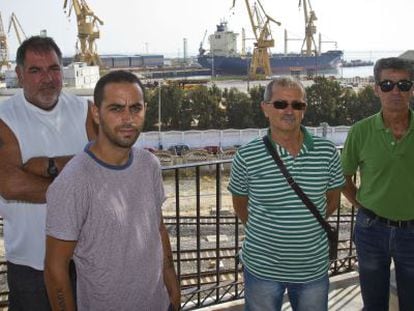 Trabajadores de la construcción naval, frente a la planta gaditana de Navantia.