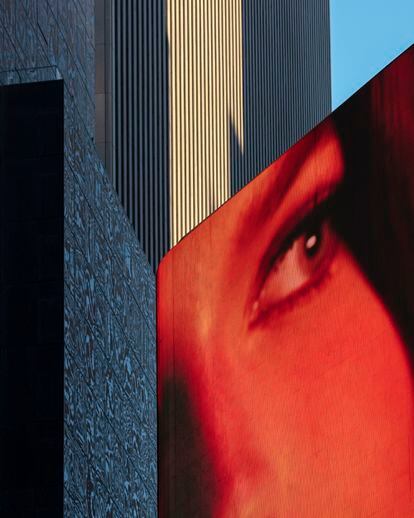 Un ojo rojo que observa desde su valla publicitaria en Times Square, en Nueva York, 2021. 