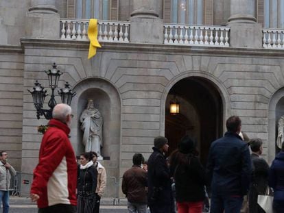 Llaç groc a l'Ajuntament de Barcelona.