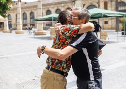 Manuel Liñan se abraza en un encuentro fortuito con el coreógrafo Javier Latorre en una calle de Jerez.
