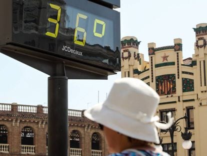 Un termómetro marca 36 grados en el centro de Valencia el 1 de octubre.