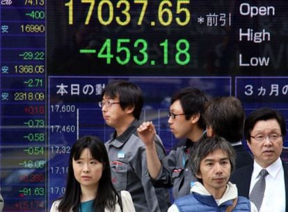 Cartel con las cotizaciones de la Bolsa de Tokio