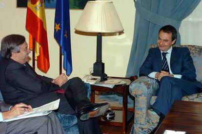 El presidente José Luis Rodríguez Zapatero (a la derecha), durante la entrevista que mantuvo en La Moncloa con Antonio Guterres, alto comisionado de Naciones Unidas para los Refugiados.