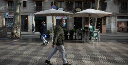En la imagen, varias personas protegidas con mascarillas para evitar el contagio de la covid-19 (coronavirus) caminan por la Rambla (Barcelona).