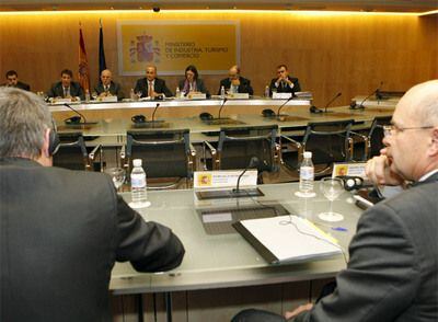 Imagen de la reunión mantenida ayer en el Ministerio de Industria en Madrid entre directivos de Magna y representantes de los trabajadores de Opel.