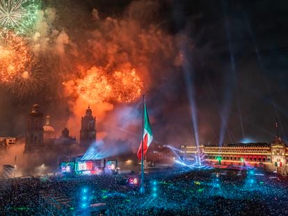 El espectáculo de fuegos artificiales sobre el Zócalo capitalino para conmemorar el 213 aniversario de la Independencia de México.